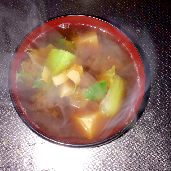 チンゲン菜と豆腐の味噌汁。